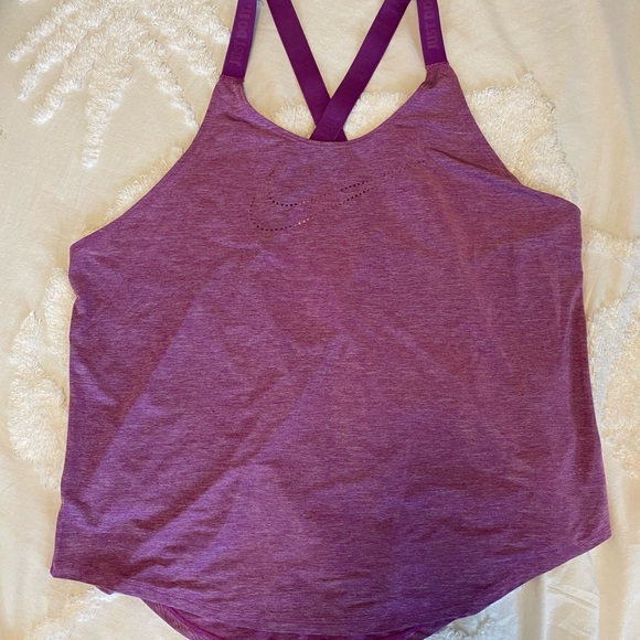Nike Tops - 🎉 3/$10 Nike fitness top